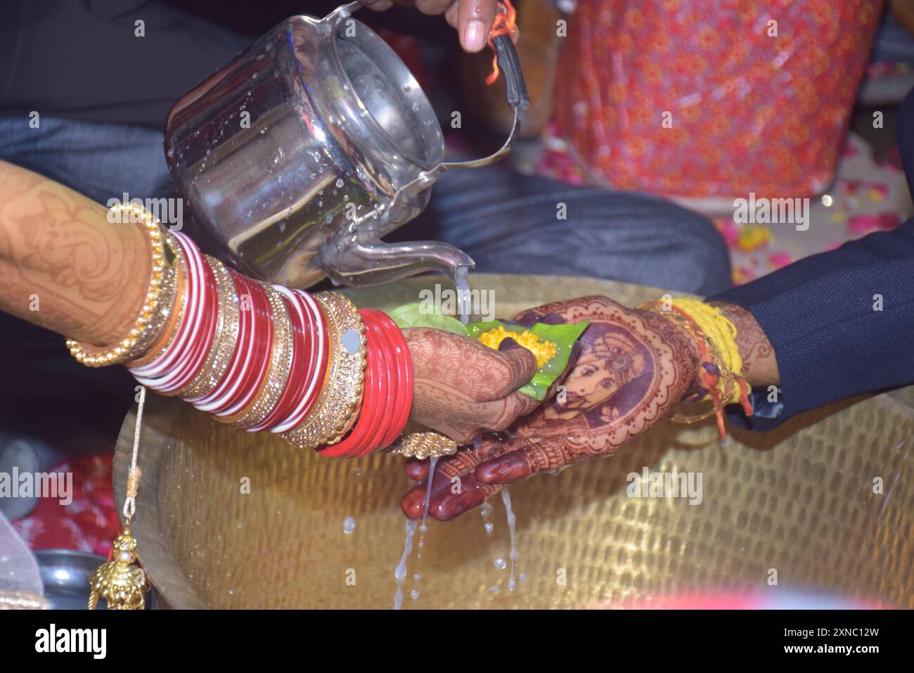 Hochzeitspaar schöne Hände, hinduistische Bräutigam und Braut Hände während der Hochzeitszeremonie, Wasserfinsternis Zeremonie Stockfoto