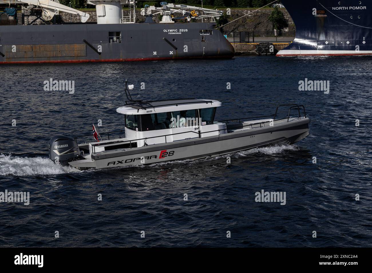 Arbeitsboot Axopar Ankunft in Vaagen, Hafen von Bergen, Norwegen. Stockfoto