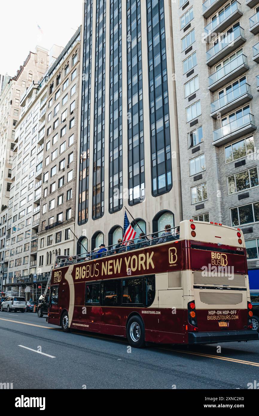 Roter Touristenbus, der durch die Stadt in Downtown New York, Manhattan fährt Stockfoto