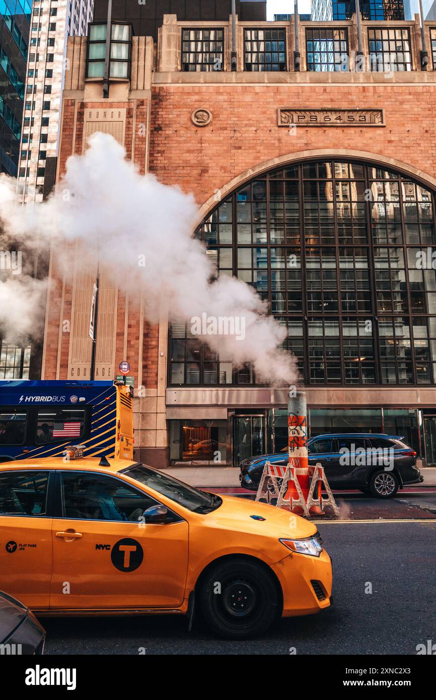 Auto, Bus und das berühmte gelbe Taxi auf der Straße in Downtown New York, Manhattan Stockfoto