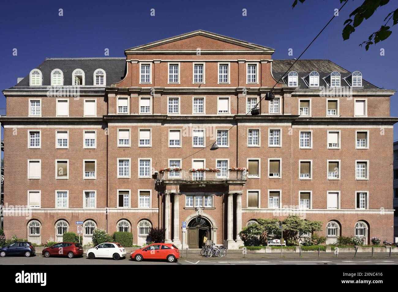 Köln, Deutschland 29. Juli 2024: St. Vincenz-Haus Stiftung Wohn- und Pflegeheim am rheinufer in köln Stockfoto