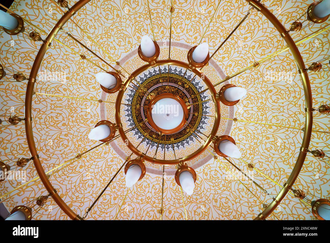 Decke mit einem riesigen Kronleuchter in einer Moschee. Stockfoto