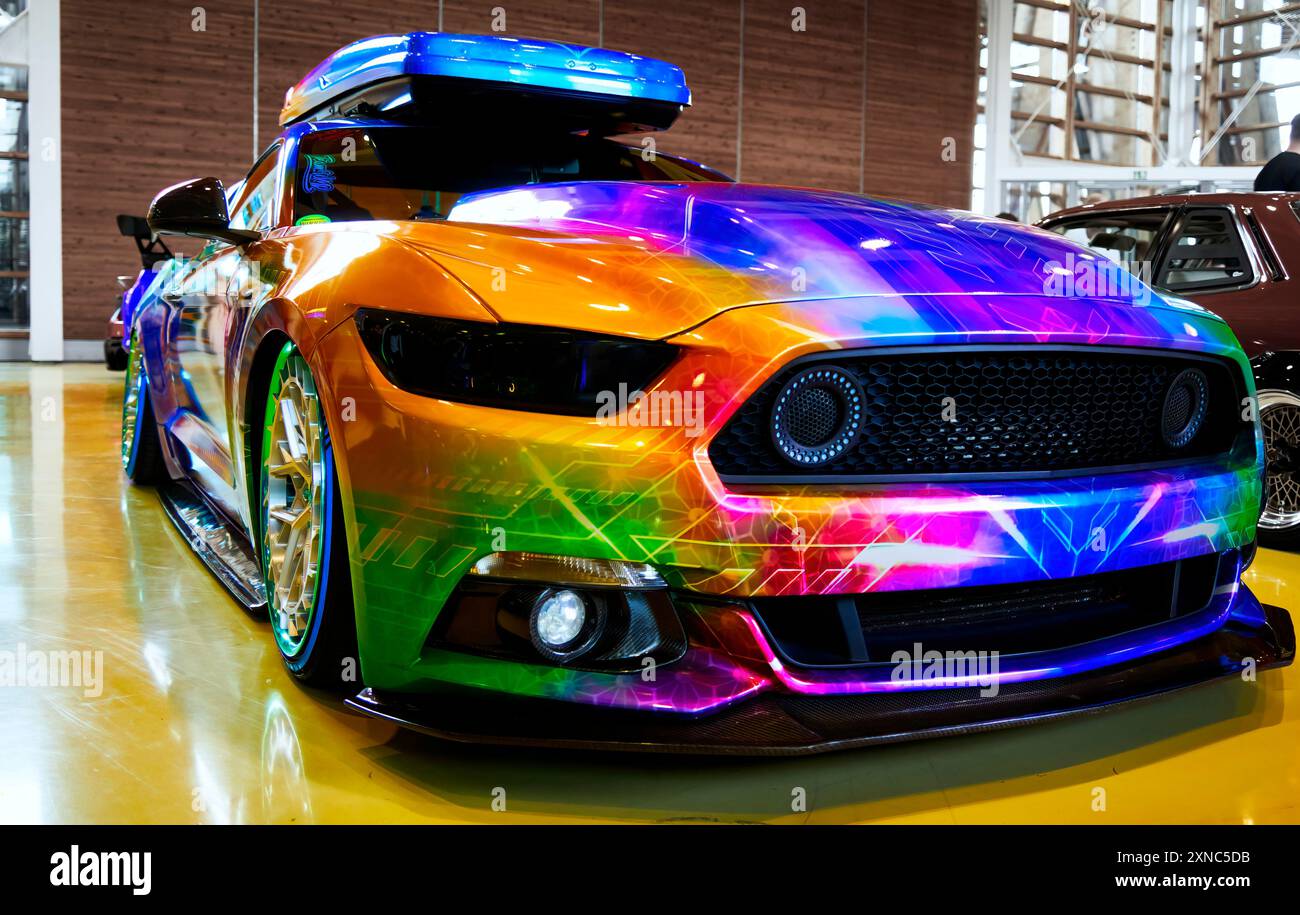 Hannover, 6. Juli 2024: Corvette komplett mit Dachträger in leuchtender Regenbogenfarbe verkleidet Stockfoto