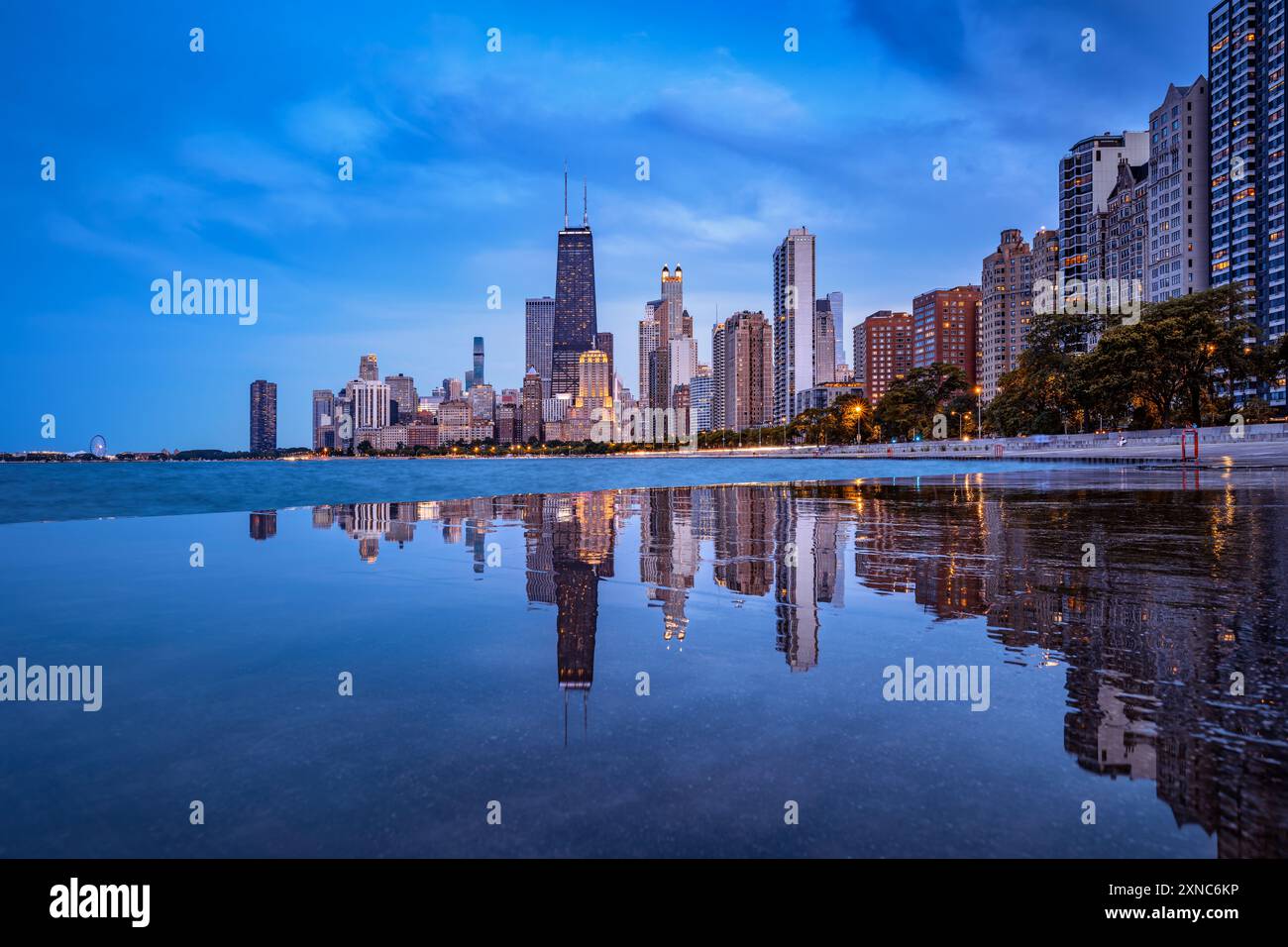 Die Skyline von chicago spiegelt sich während der blauen Stunde am Betonstrand Stockfoto