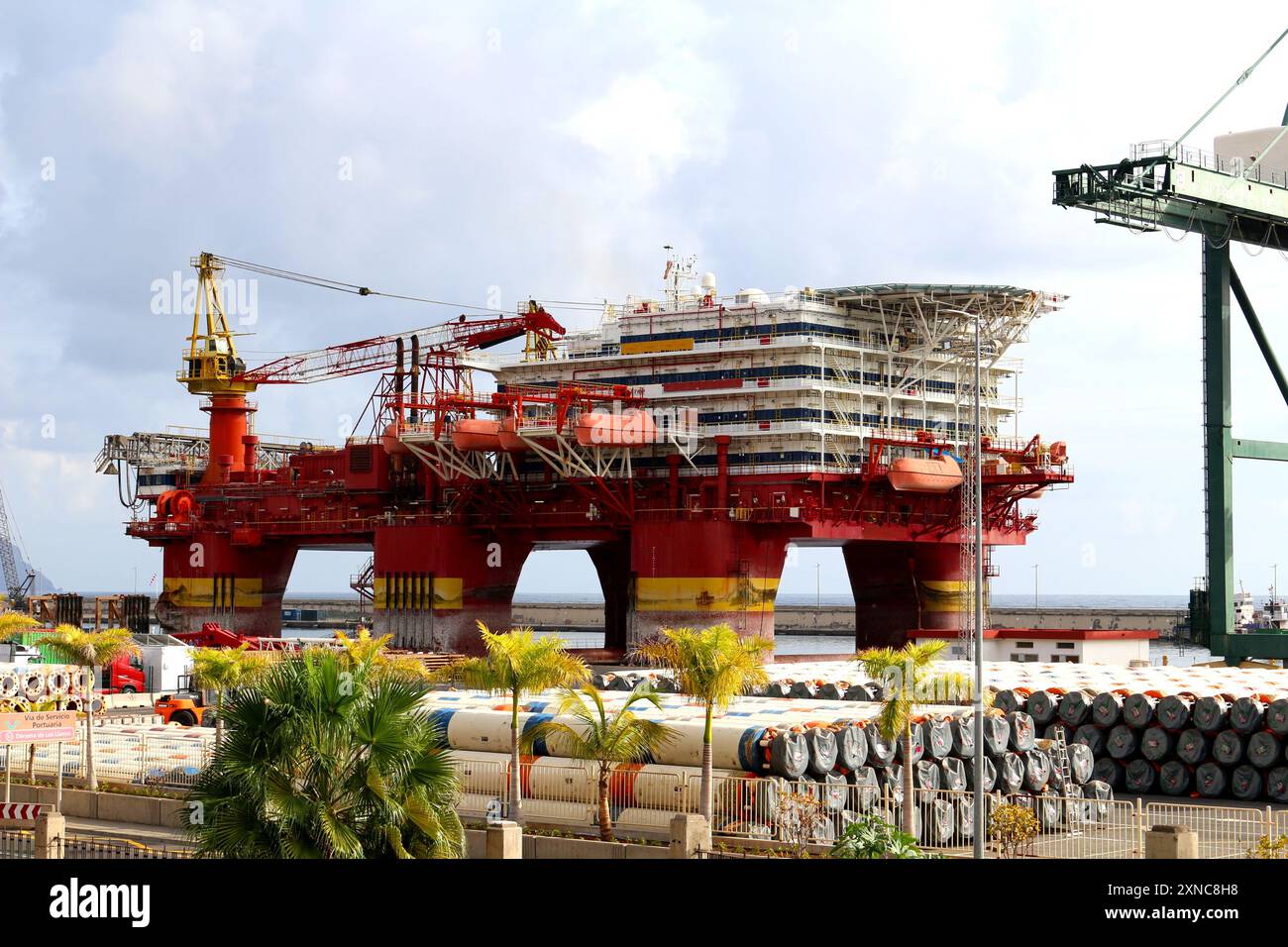 Halbtauchbares Unterkunfts- und Bauunterstützungsschiff im Hafen Santa Cruz de Tenerife, Spanien Stockfoto