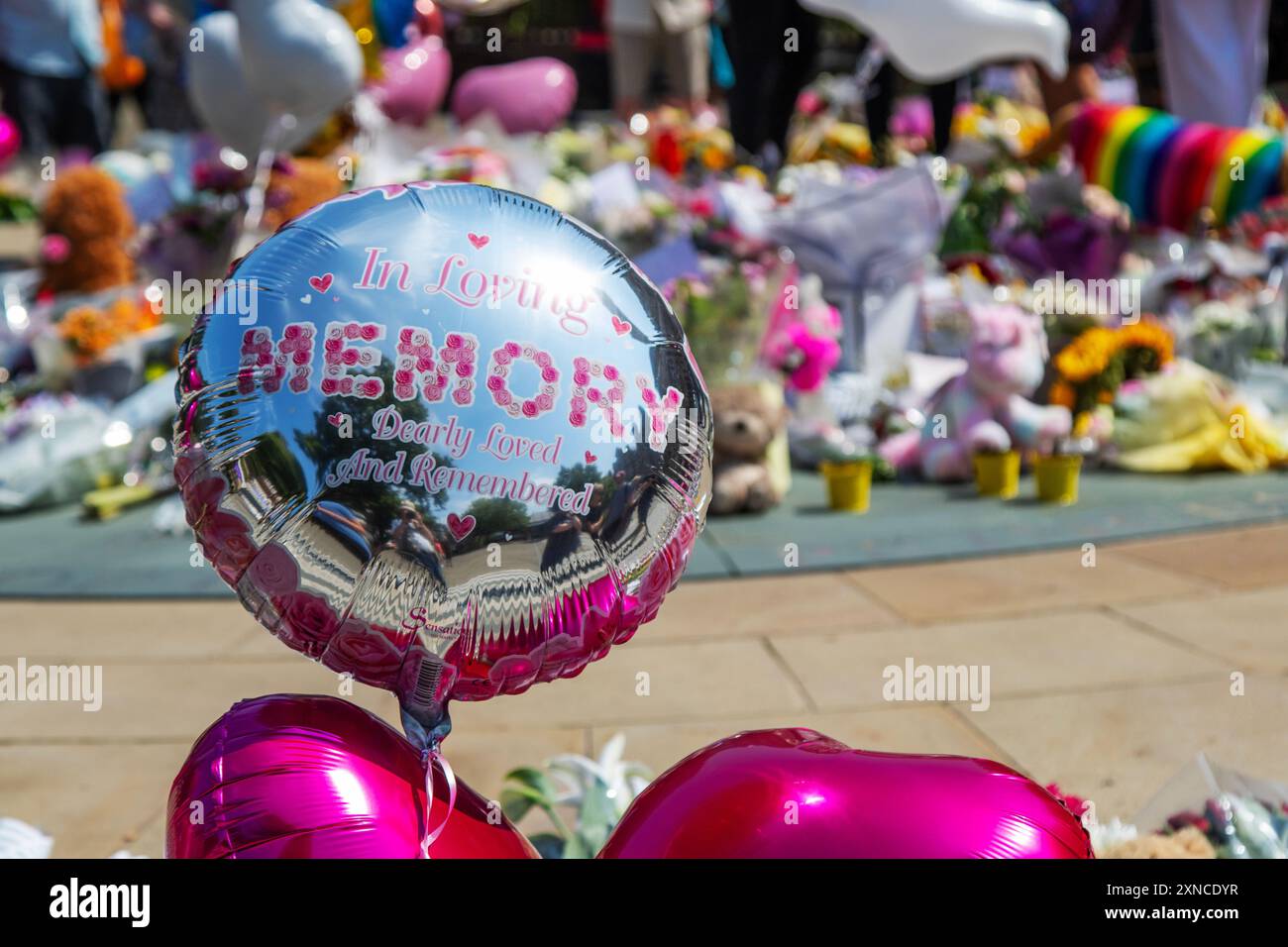 Southport, Merseyside, Großbritannien 31. Juli 2024. Eine Stadt im Unglück betrauert um den Tod von drei Unschuldigen, die in einer Tanzklasse getötet wurden. Die Bewohner versammeln sich weiterhin zu einer Mahnwache im Stadtzentrum in verblüffender Stille, um über die Zerstörung und den Verlust von Menschenleben nachzudenken. Credit; MediaWorldImages/AlamyLiveNews Stockfoto