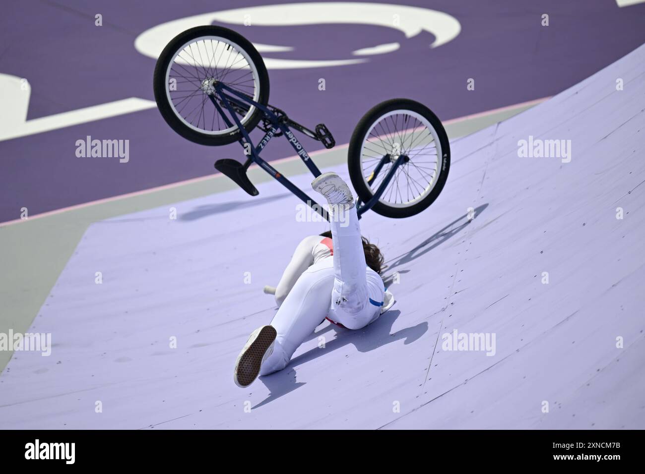 Versailles, Frankreich. 31. Juli 2024. Olympia, Paris 2024, Radfahren, BMX, Freestyle, Frauen, Finale, Laury Perez aus Frankreich stürzt ab. Quelle: Sina Schuldt/dpa/Alamy Live News Stockfoto