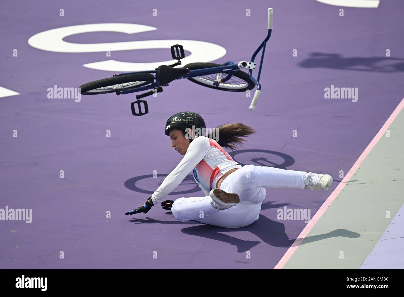 Versailles, Frankreich. 31. Juli 2024. Olympia, Paris 2024, Radfahren, BMX, Freestyle, Frauen, Finale, Laury Perez aus Frankreich stürzt ab. Quelle: Sina Schuldt/dpa/Alamy Live News Stockfoto