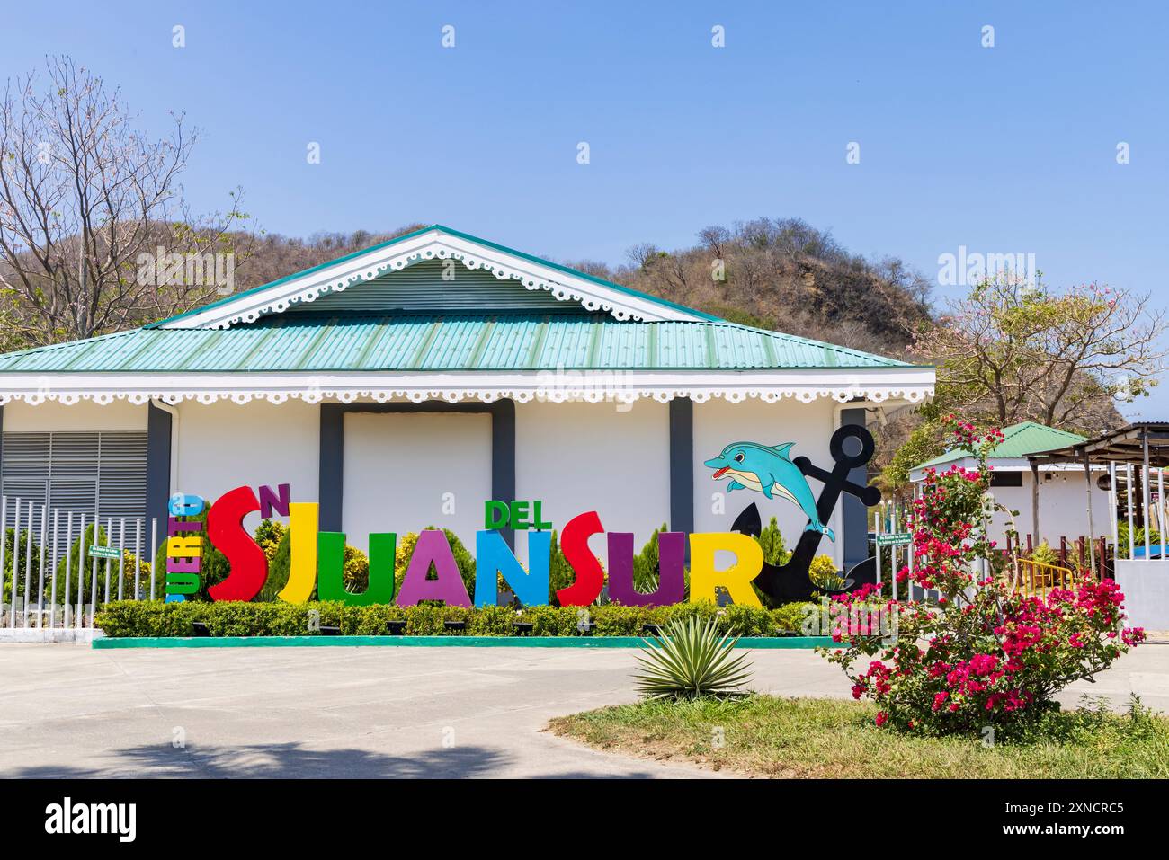 San Juan del Sur, Nicaragua - 23. März 2024: Buntes touristisches Ortszeichen mit Delfin und Anker im Zentrum von San Juan del Sur in Nicaragua Stockfoto