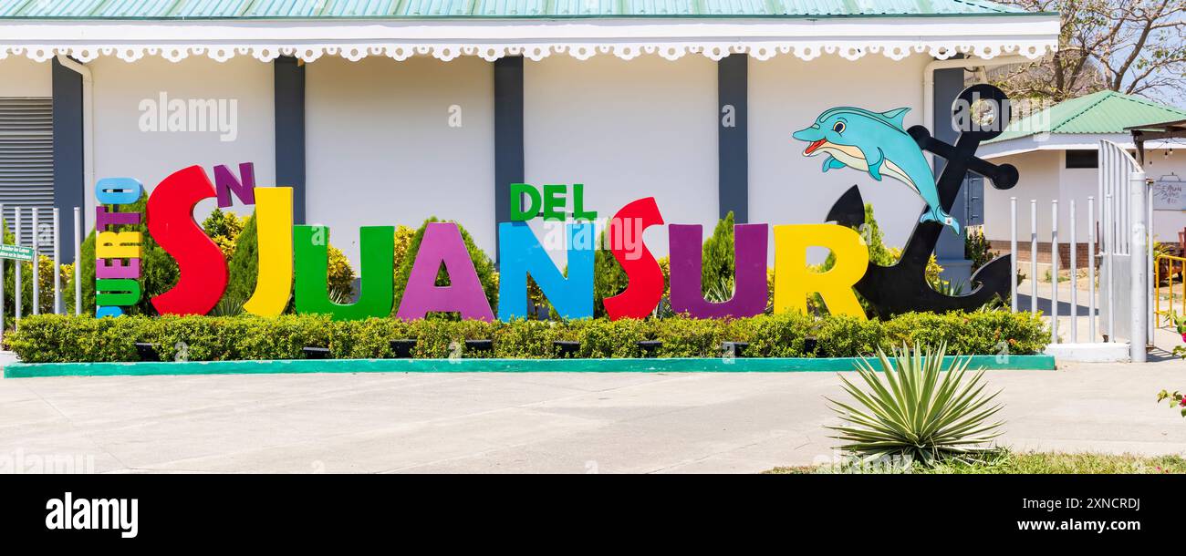 San Juan del Sur, Nicaragua - 23. März 2024: Buntes touristisches Ortszeichen mit Delfin und Anker im Zentrum von San Juan del Sur in Nicaragua Stockfoto