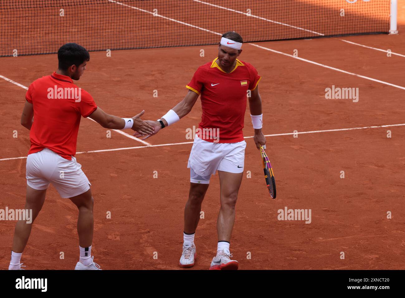 Paris, Frankreich. 30. Juli 2024. Olympische Spiele in Paris: Tennis: Männer-Doppel: Carlos Alcaraz und Rafael Nadal aus Spanien im Kampf gegen Talon Griekspoor und Wesley Koolhoff aus den Niederlanden bei Roland Garros 2024. Quelle: Adam Stoltman/Alamy Live News Stockfoto