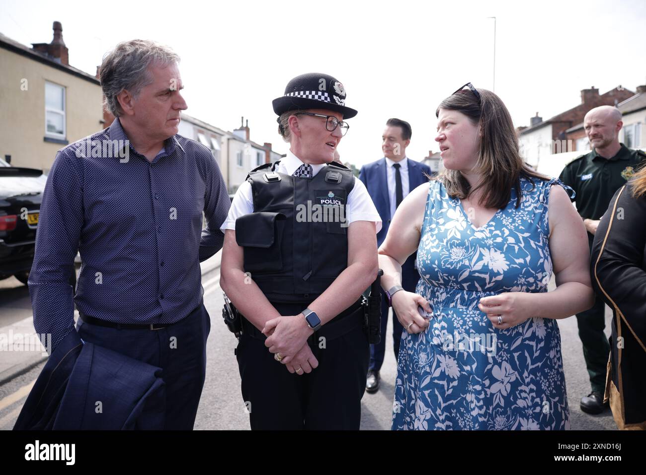 (Von links nach rechts) Bürgermeister der Region Liverpool, Steve Rotheram, Polizeichef Serena Kennedy von Merseyside und die Polizei- und Kriminalkommissarin Emily Spurrell in der Nähe des Tatorts in der Hart Street, Southport, wo am Montag drei Kinder in einem Taylor Swift-Freizeitclub tödlich erstochen wurden. Bilddatum: Mittwoch, 31. Juli 2024. Stockfoto