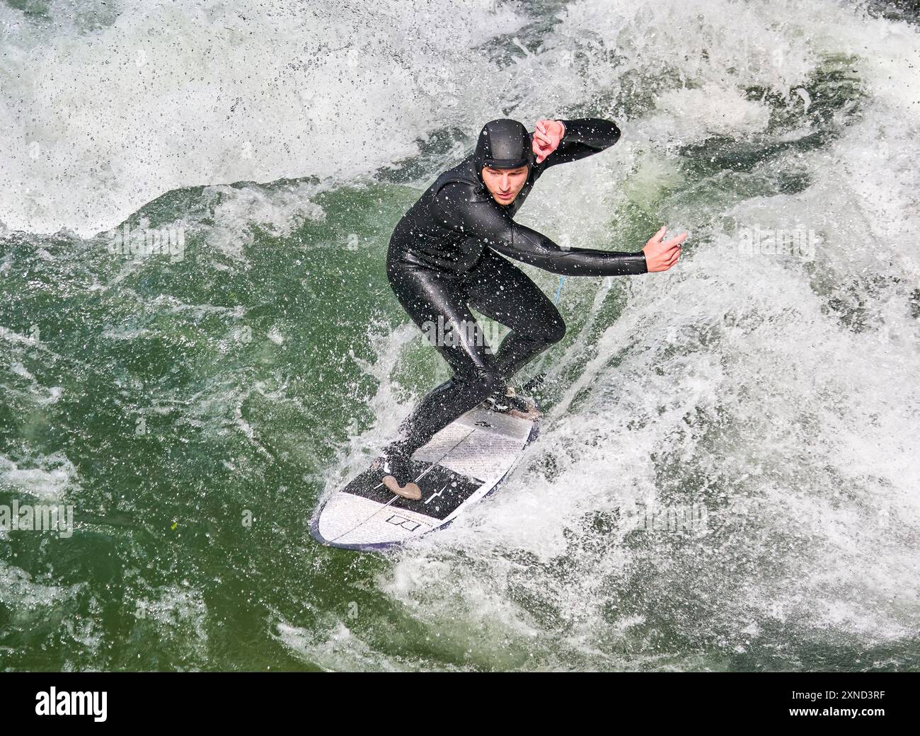 Münchner Eisbachwelle Flusswellensurfen im Zentrum 365 Tage im Jahr Stockfoto