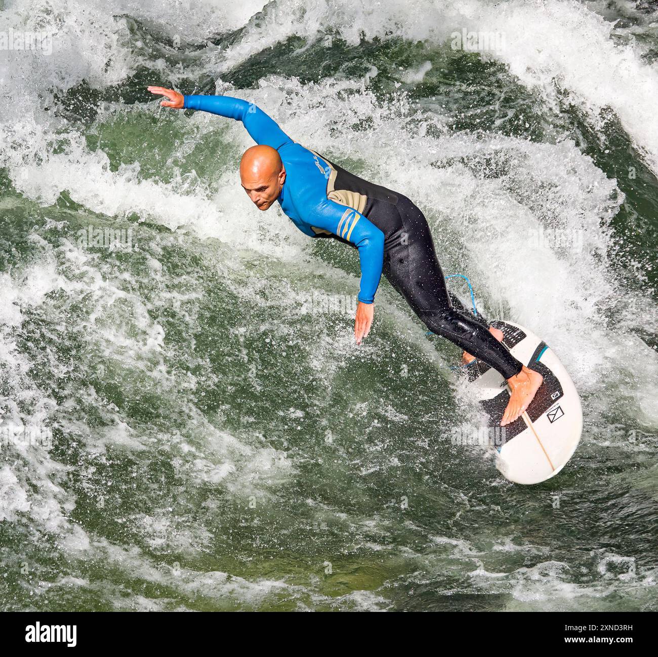 Münchner Eisbachwelle Flusswellensurfen im Zentrum 365 Tage im Jahr Stockfoto