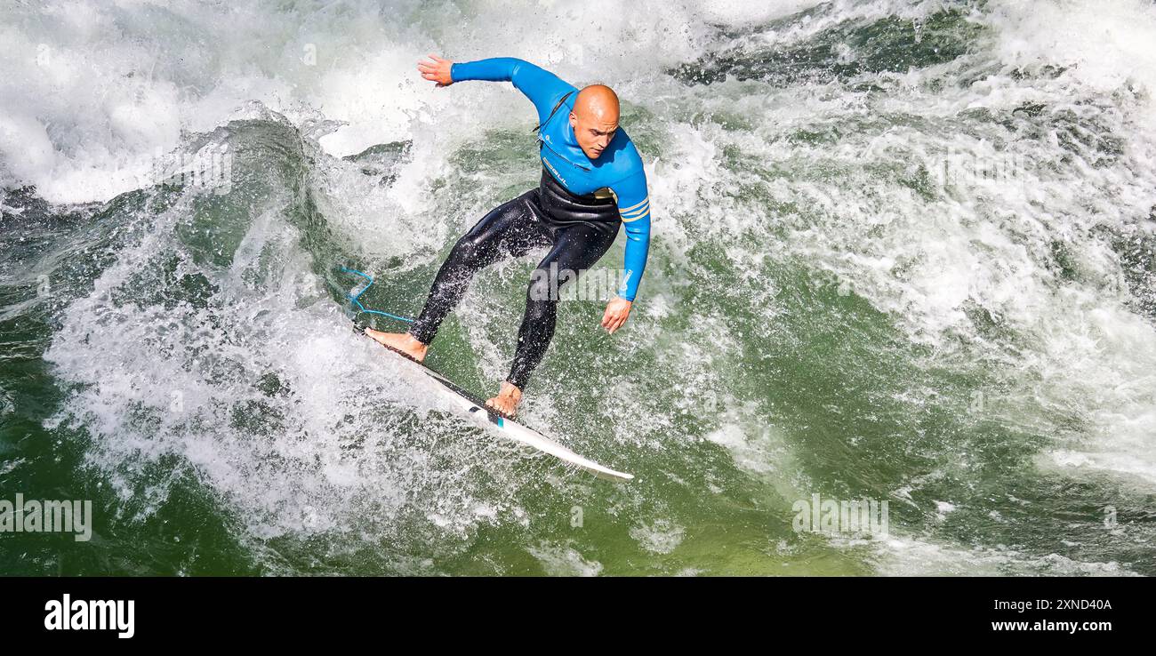 Münchner Eisbachwelle Flusswellensurfen im Zentrum 365 Tage im Jahr Stockfoto