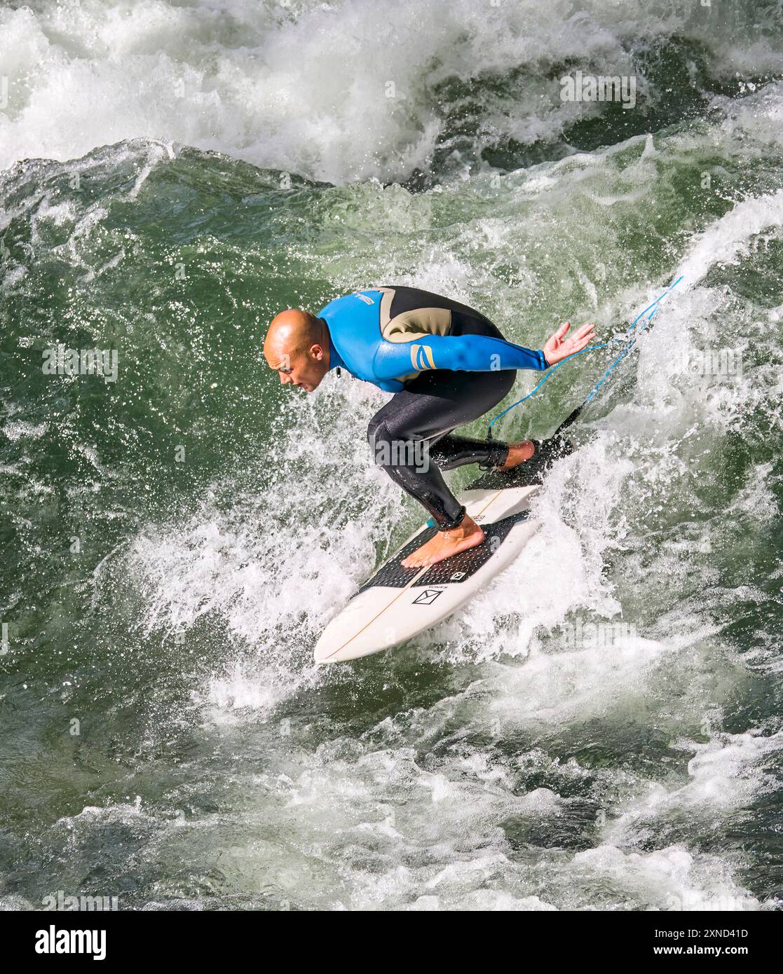 Münchner Eisbachwelle Flusswellensurfen im Zentrum 365 Tage im Jahr Stockfoto