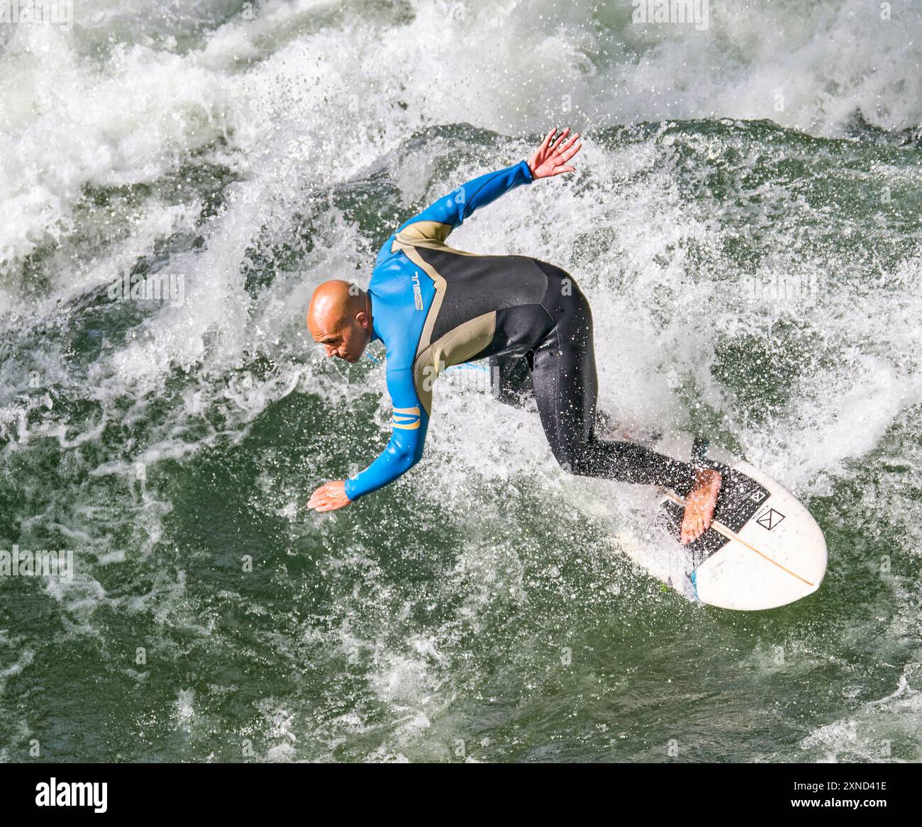 Münchner Eisbachwelle Flusswellensurfen im Zentrum 365 Tage im Jahr Stockfoto