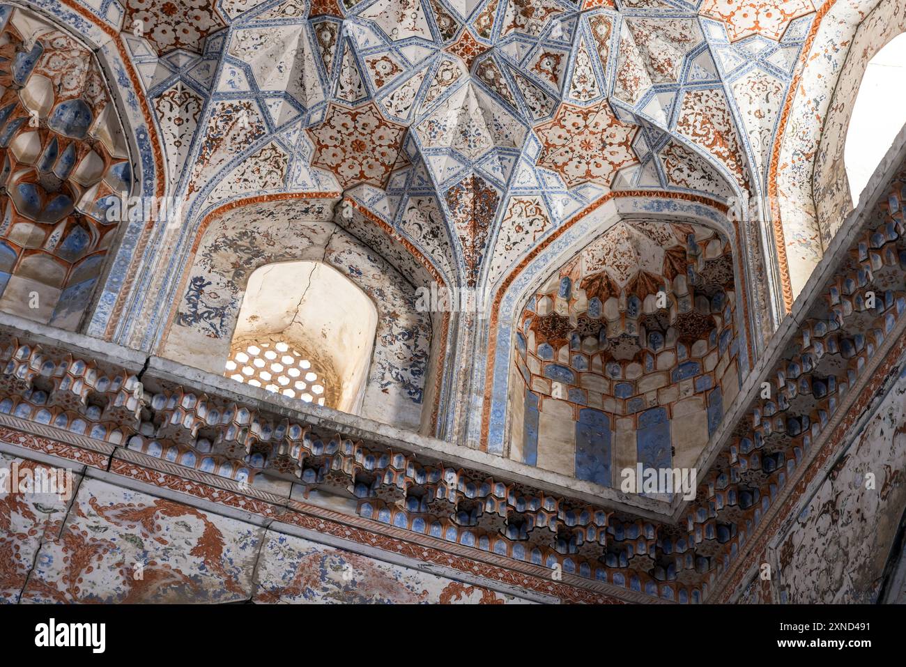 Im Inneren der Wintermoschee von Abdulaziz Khan Madrasah, einer alten Madrassah in Buchara, Usbekistan. Sie wurde 1652-1654 erbaut Stockfoto