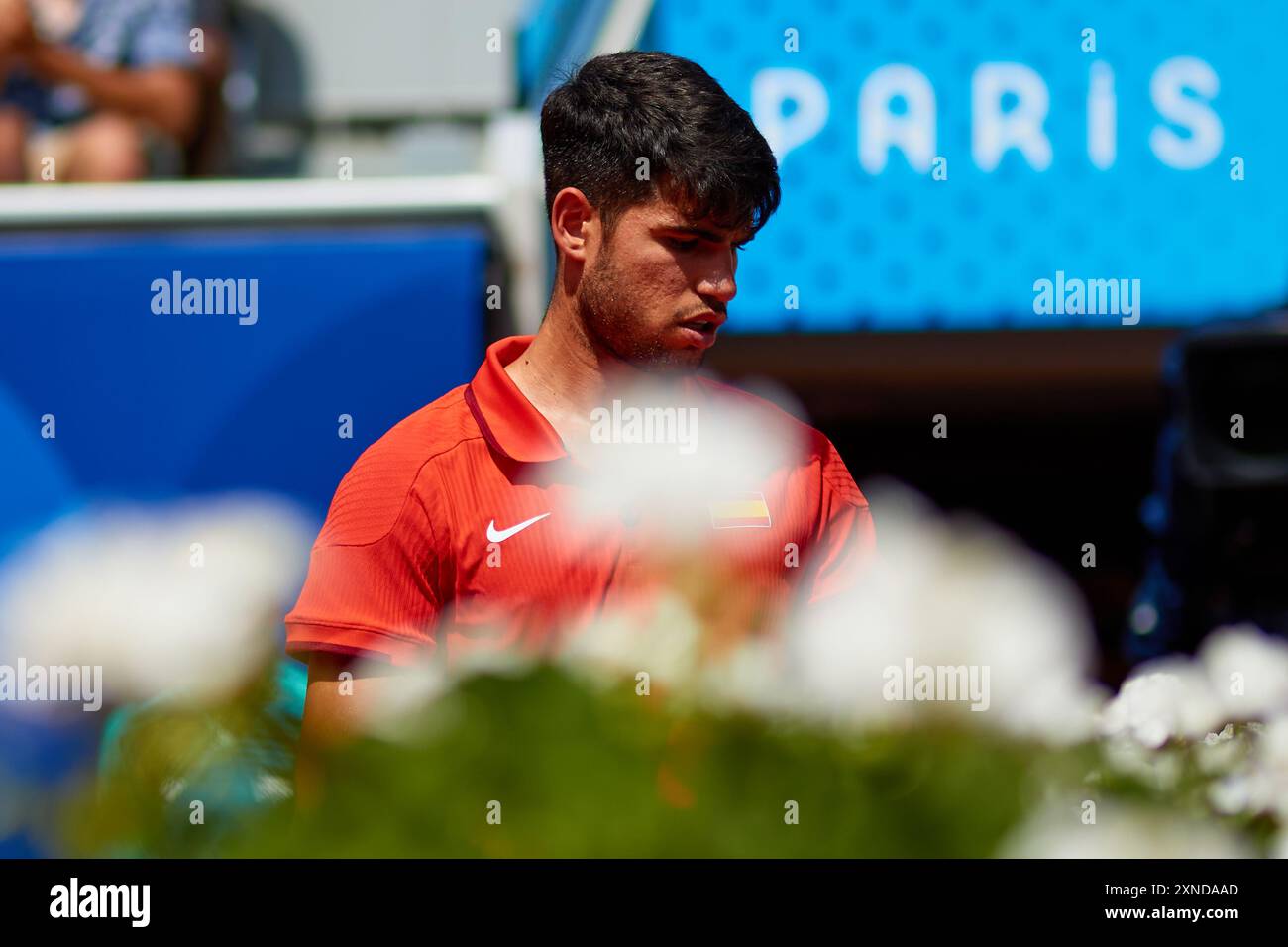 Paris, Frankreich. 31. Juli 2024, Ein allgemeiner Blick auf das Innere von Court Suzanne Lenglen, als Carlos Alcaraz vom Team Spanien am 31. Juli in Roland Garros eine Rückhand gegen Roman Safiullin vom Team Individual Neutral Athleten spielt, während des Spiels der dritten Runde der Männer im Einzelzel am fünften Tag der Olympischen Spiele Paris 2024. 2024 in Paris, Frankreich. Stockfoto