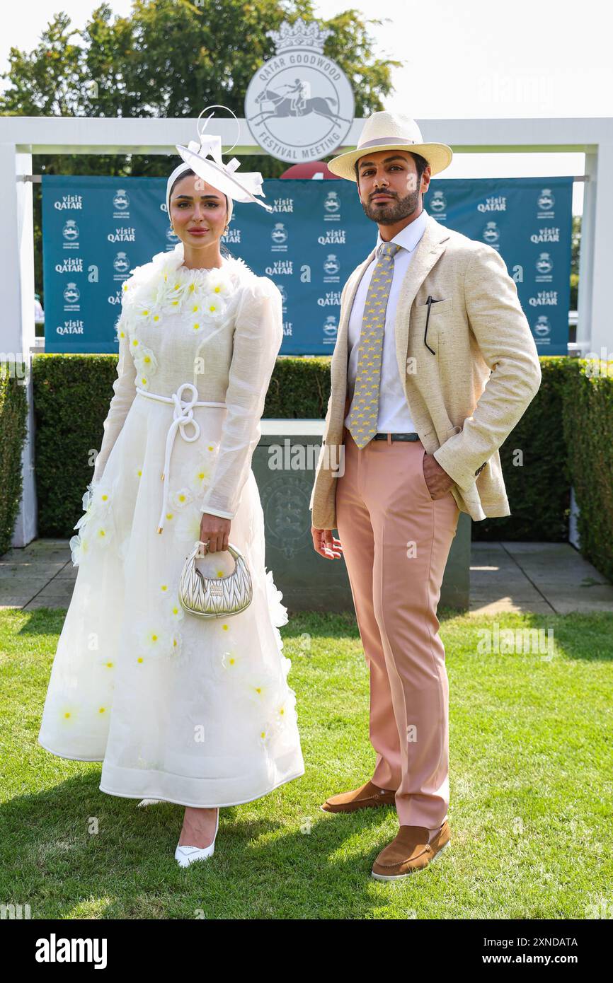 Rennfahrer in der Nähe des Parade Ring am zweiten Tag des Qatar Goodwood Festivals 2024 auf der Goodwood Racecourse, Chichester. Bilddatum: Mittwoch, 31. Juli 2024. Stockfoto