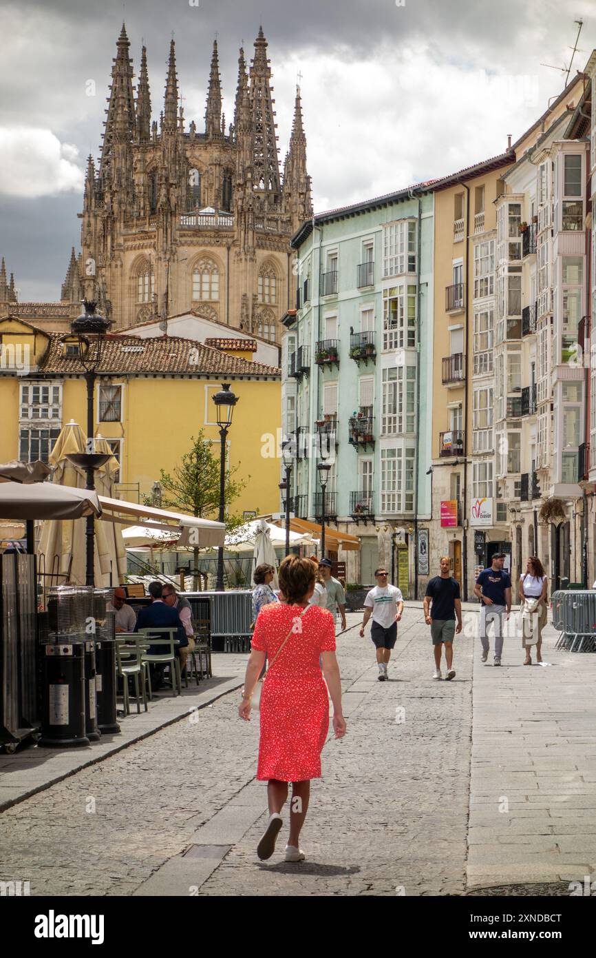 Menschen und Touristen in der Plaza Huerto del Rey in der spanischen Stadt Burgos, Kastilien Leon Spanien mit Blick auf die Kathedrale Stockfoto