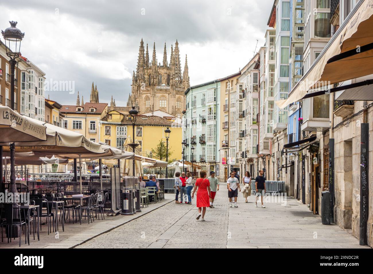 Menschen und Touristen in der Plaza Huerto del Rey in der spanischen Stadt Burgos, Kastilien Leon Spanien mit Blick auf die Kathedrale Stockfoto