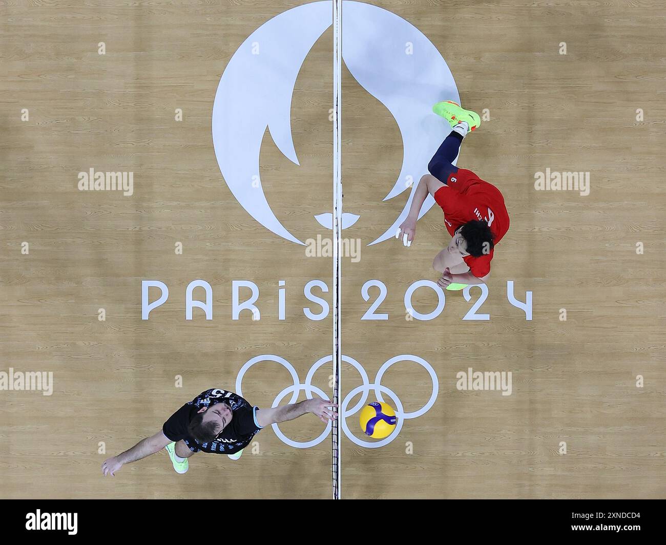 Paris, Frankreich. 31. Juli 2024. Luciano de Cecco (L) aus Argentinien tritt während der Vorrunde des Pools C des Volleyballspiels zwischen Japan und Argentinien bei den Olympischen Spielen 2024 in Paris, Frankreich, am 31. Juli 2024 an. Quelle: Xu Zijian/Xinhua/Alamy Live News Stockfoto