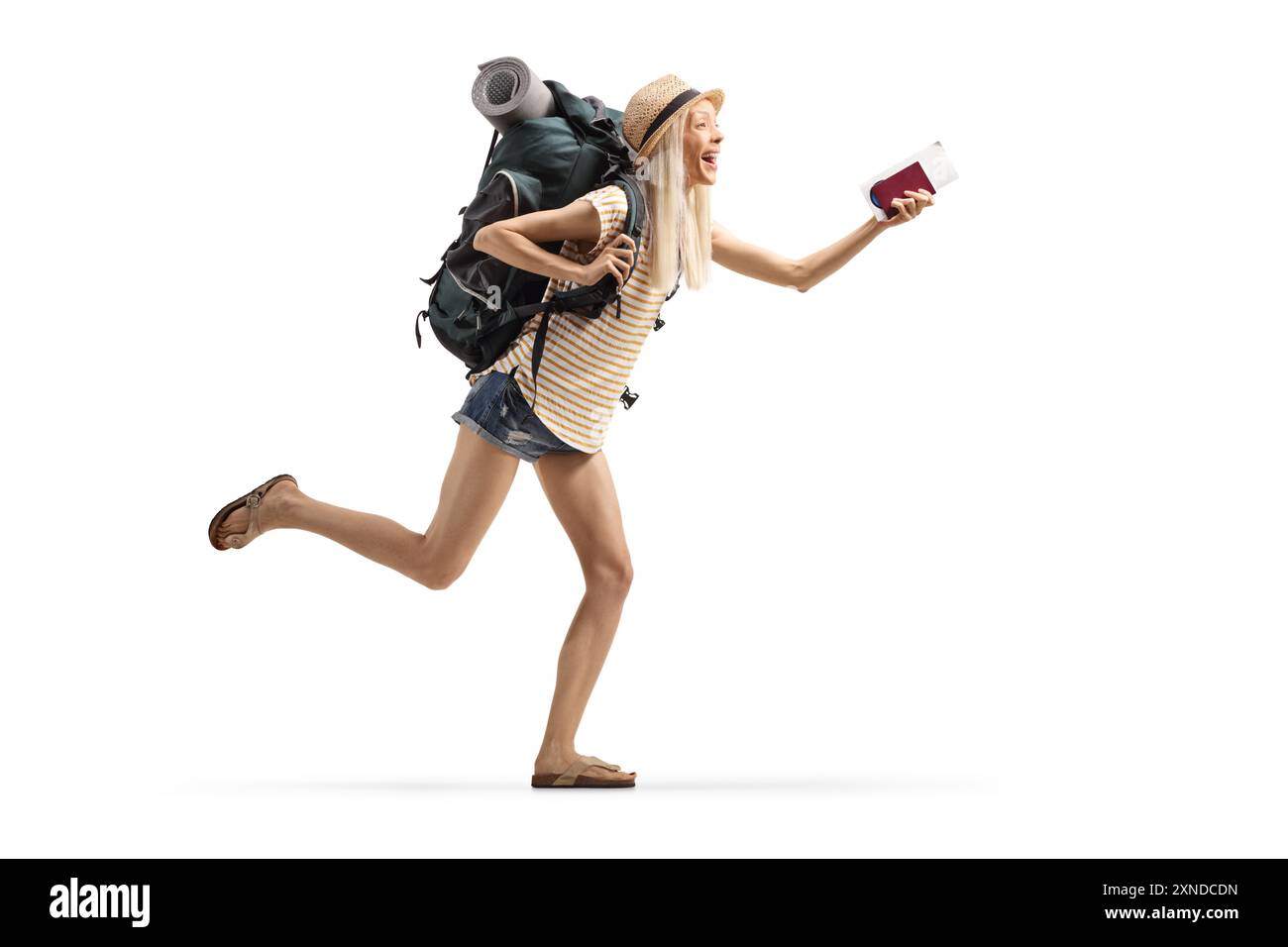 Profilaufnahme einer Frau in voller Länge mit einem Rucksack, der läuft und einen Pass auf weißem Hintergrund hält Stockfoto