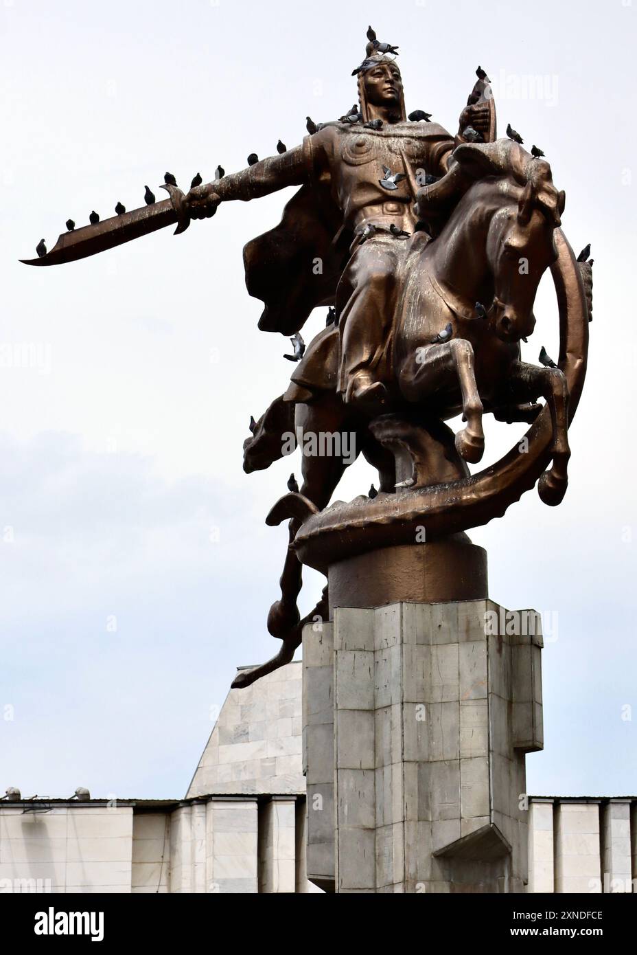 Die Statue von Manas, kirgisischer Held und epische Legende, steht vor Bischkeks Nationalphilharmonie und symbolisiert nationalen Stolz und Kulturerbe. Stockfoto