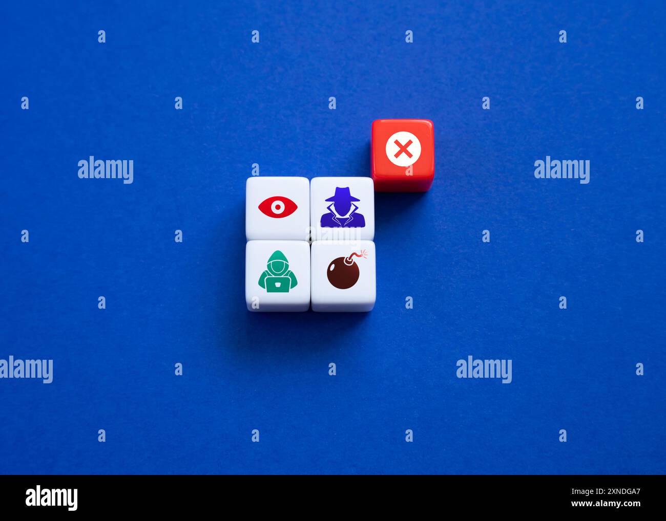 Verhindern Sie Industrie- und Finanzspionage, Virenbedrohungen und Netzwerküberwachung. Eliminieren Sie das Risiko von Sabotage und Datendiebstahl. Firewalls und Antivir Stockfoto