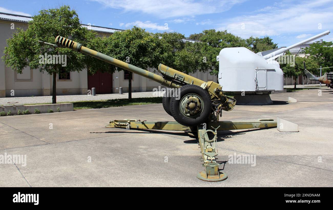 Militärische Beschläge auf dem Gelände des Museums für Militärgeschichte der Bundeswehr, 122-mm-Haubitze D-30, Dresden Stockfoto