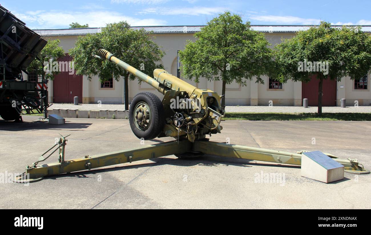 Militärische Beschläge auf dem Gelände des Museums für Militärgeschichte der Bundeswehr, 122-mm-Haubitze D-30, Dresden Stockfoto