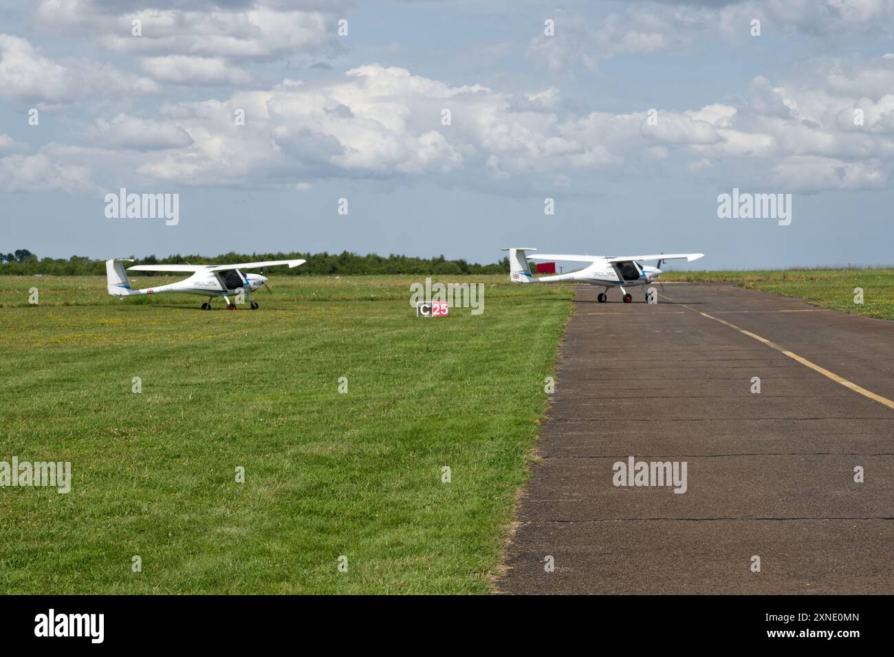 Zwei Pipistrel Velis Electro-Leichtflugzeuge demonstrieren einen elektrisch betriebenen Flug auf der Old Buckenham Airshow 2024. Stockfoto