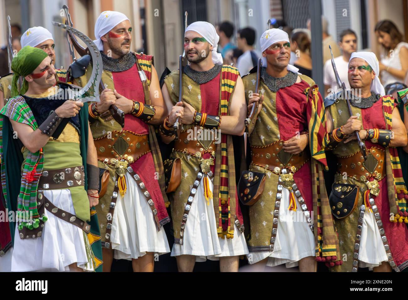 Dieses Bild zeigt eine Gruppe von Männern, die während des Moros y Cristianos-Festivals in Oliva, Spanien, paraden. Sie sind in aufwendigen historischen Kostümen gekleidet Stockfoto