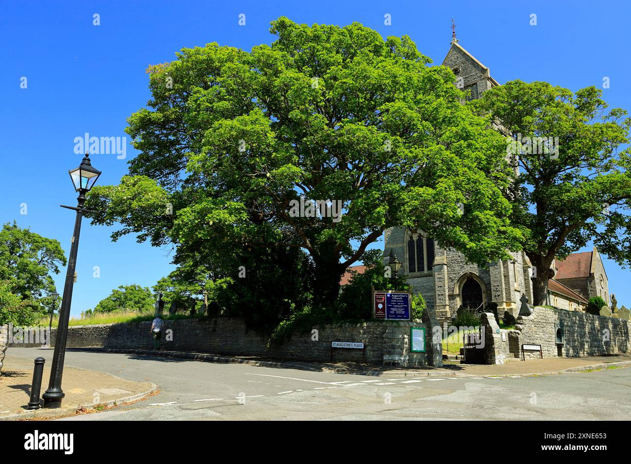 Sankt Augustiner Kirche, ein schönes Beispiel der viktorianischen Kirchengebäude von William Butterfield, Penarth, South Wales, UK gebaut. Stockfoto