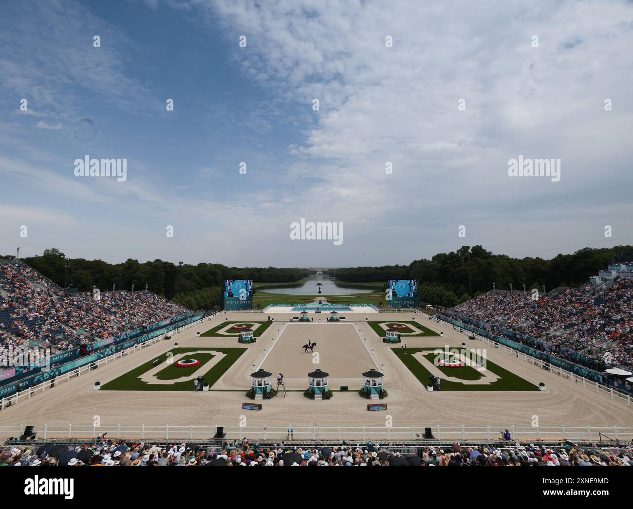 Versailles, Frankreich. 31. Juli 2024. Jessica von Bredow-Werndl aus Deutschland mit dem Pferd TSF Dalera BB tritt am 2. Tag der Dressur bei den Olympischen Spielen 2024 in Versailles, Frankreich, am 31. Juli 2024 an. Quelle: Yang Lei/Xinhua/Alamy Live News Stockfoto