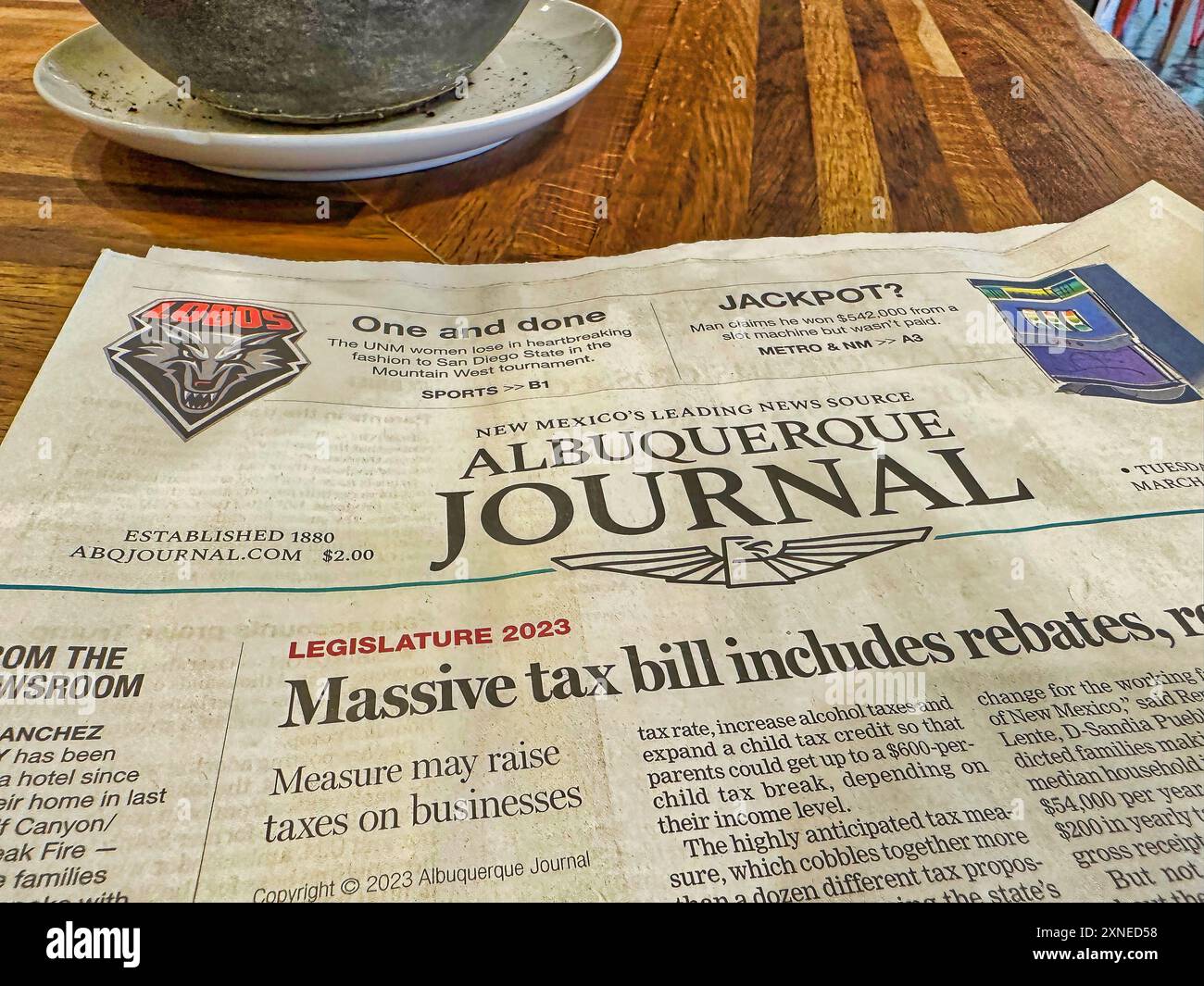 ALBUQUERQUE, NEW MEXICO, USA - 7. MÄRZ 2023. Ausgabe der Zeitung Albuquerque auf Holztisch des Coffee-Shops Stockfoto