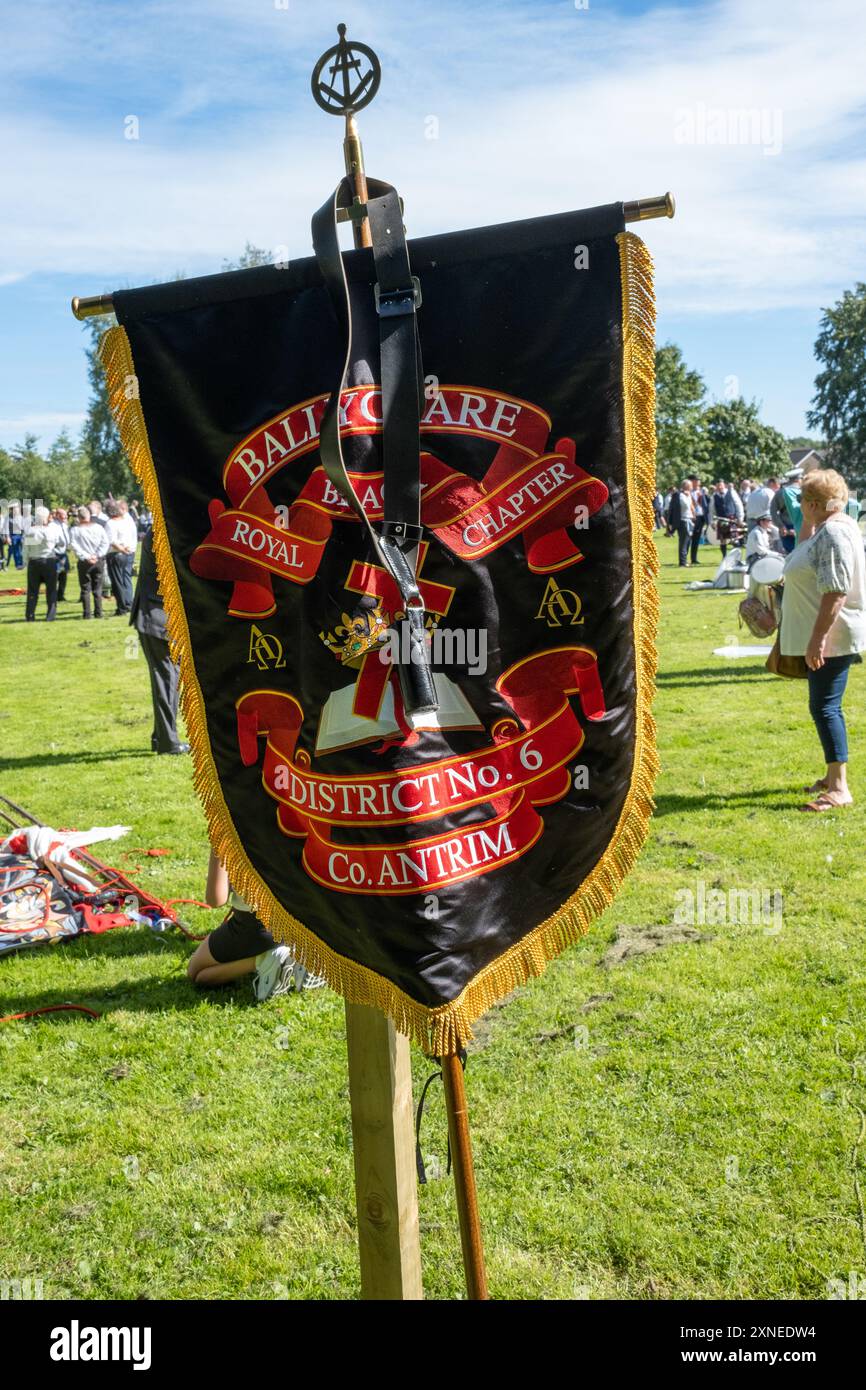 Ballyclare, Nordirland - 27. August 2022: Royal Black Institution District Bannerette, religiöse Symbole, rotes Kreuz, Alpha und Omega Christian. Stockfoto