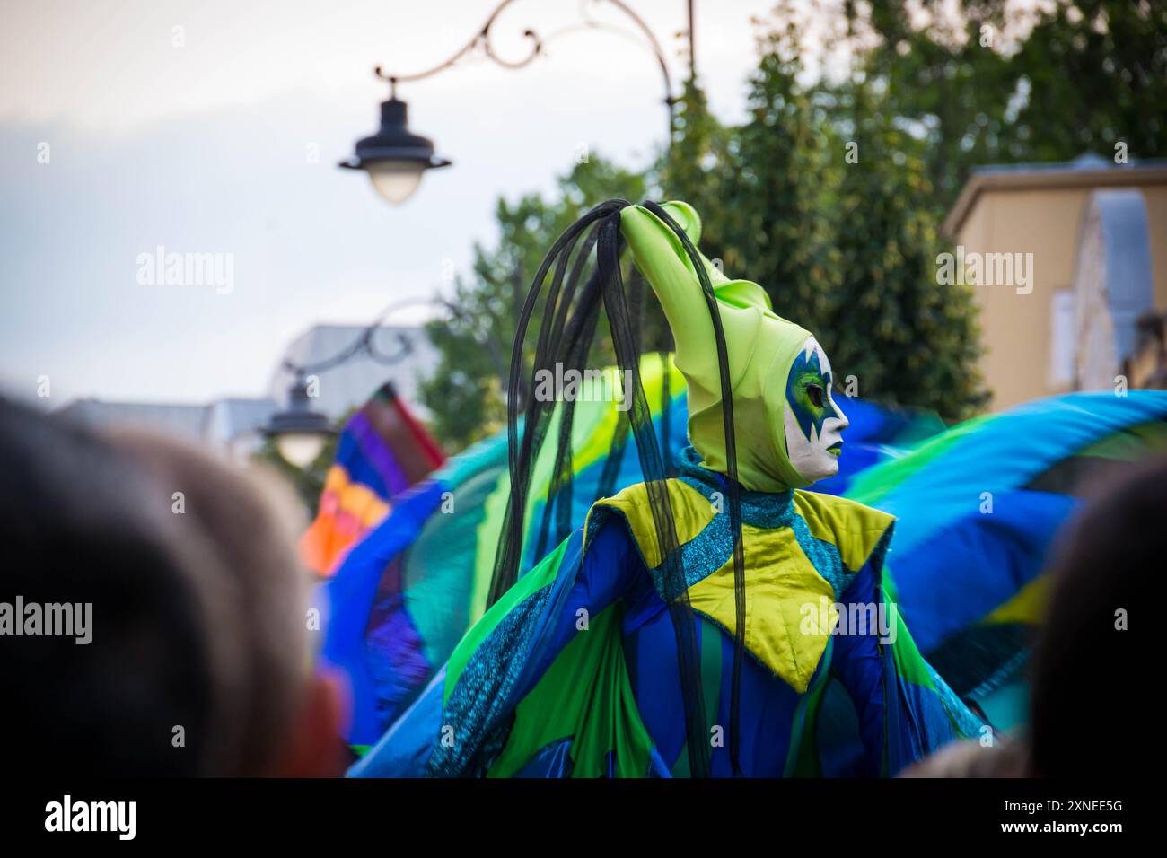 Lebendiger Straßenkarneval beim Internationalen Theaterfestival in Sibiu (2021) mit farbenfrohen Kostümen und fröhlichen Festlichkeiten. Stockfoto