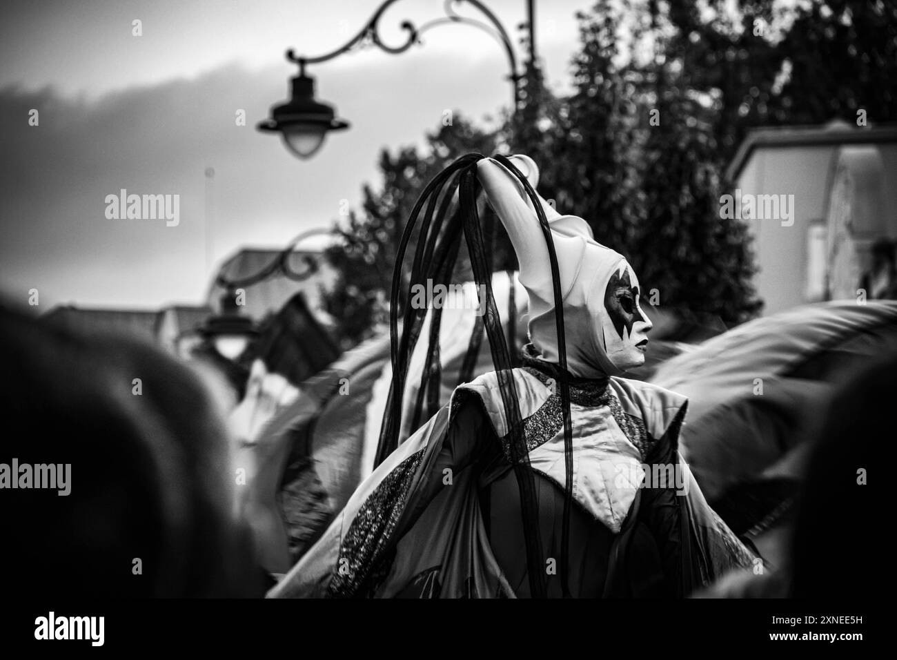 Lebendiger Straßenkarneval beim Internationalen Theaterfestival in Sibiu (2021) mit farbenfrohen Kostümen und fröhlichen Festlichkeiten. Stockfoto