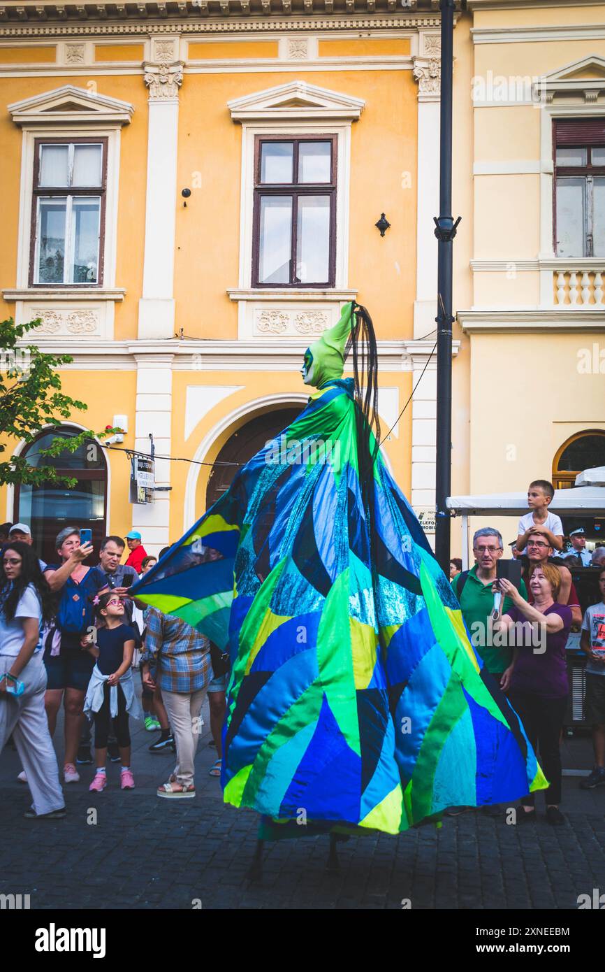 Lebendiger Straßenkarneval beim Internationalen Theaterfestival in Sibiu (2021) mit farbenfrohen Kostümen und fröhlichen Festlichkeiten. Stockfoto