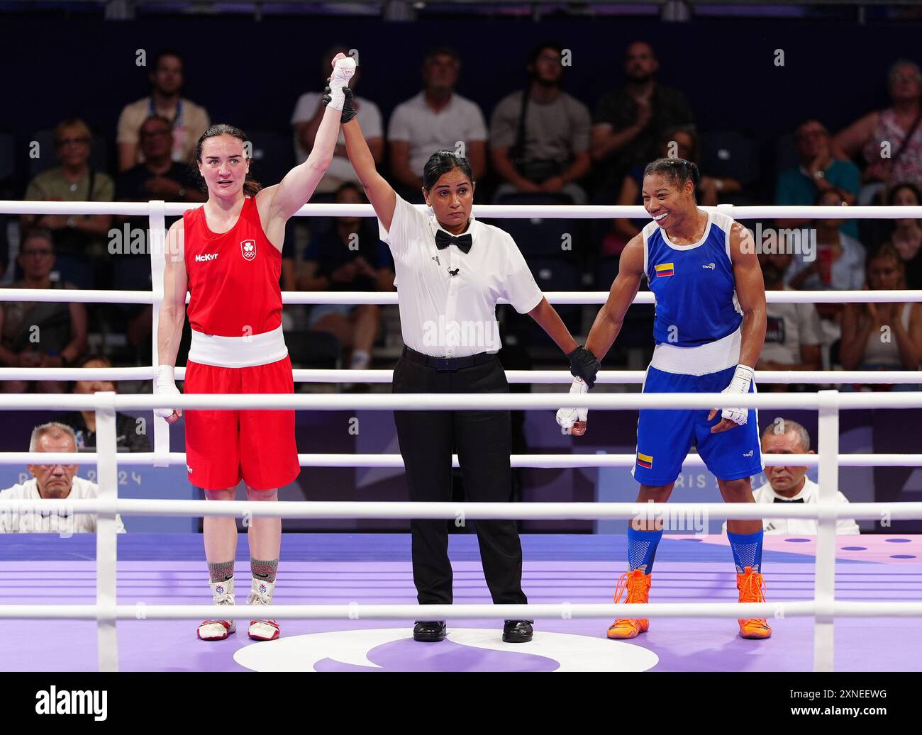 Kellie Harrington (links) feiert ihren Sieg über Ecuadors Maria Jose Palacios Espinoza im Viertelfinale der Frauen 60 kg in der Nord-Paris-Arena am fünften Tag der Olympischen Spiele 2024 in Frankreich. Bilddatum: Mittwoch, 31. Juli 2024. Stockfoto