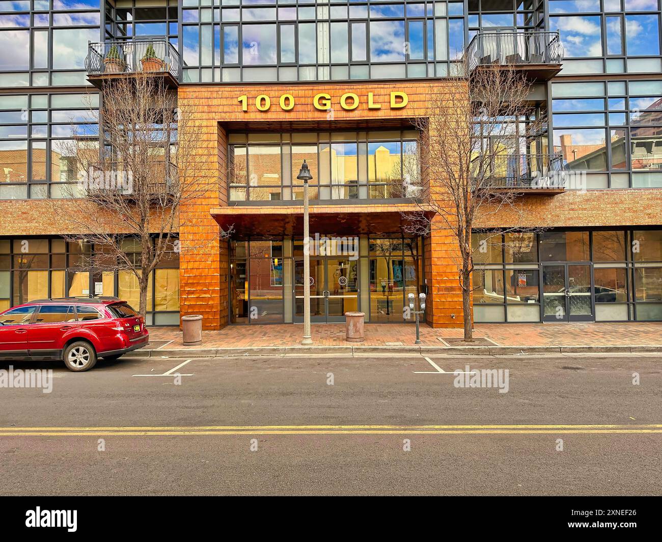 ALBUQUERQUE, NEW MEXICO, USA - 8. MÄRZ 2023. Blick auf die Stadt Albuquerque, Büros und Gebäude. Schild 100 Gold Stockfoto