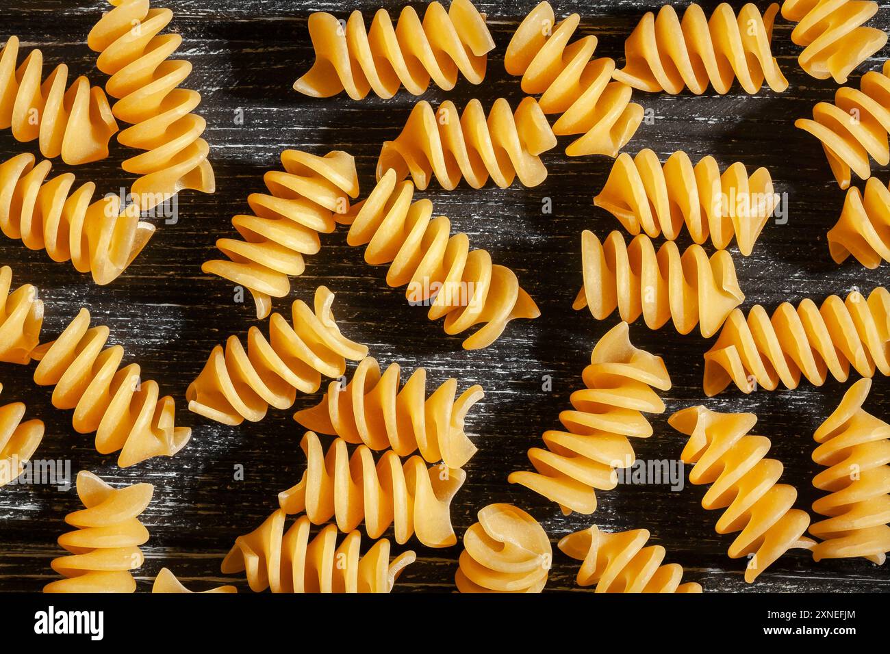 Pasta eliche Rigate auf Holzhintergrund von oben Stockfoto