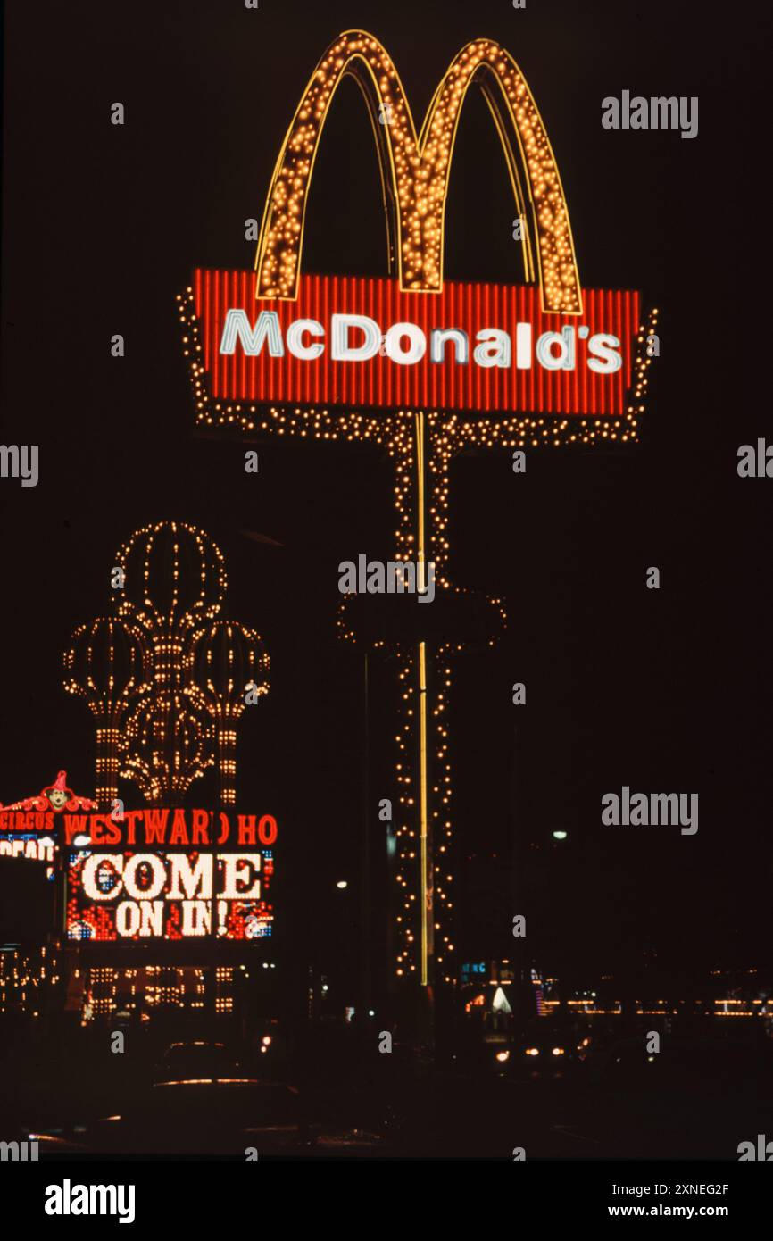 Las Vegas, 1998: Ein Neonschild zeigt ein McDonald’s neben dem Westward Ho Hotel and Casino auf dem Las Vegas Strip und in der Nähe des Stardust. Westward Ho wurde Anfang 2006 abgerissen. Stockfoto Las Vegas, 1998: Ein Neonschild zeigt ein McDonald’s neben dem Westward Ho Hotel and Casino auf dem Las Vegas Strip und in der Nähe des Stardust. Westward Ho wurde Anfang 2006 abgerissen. Stockfoto