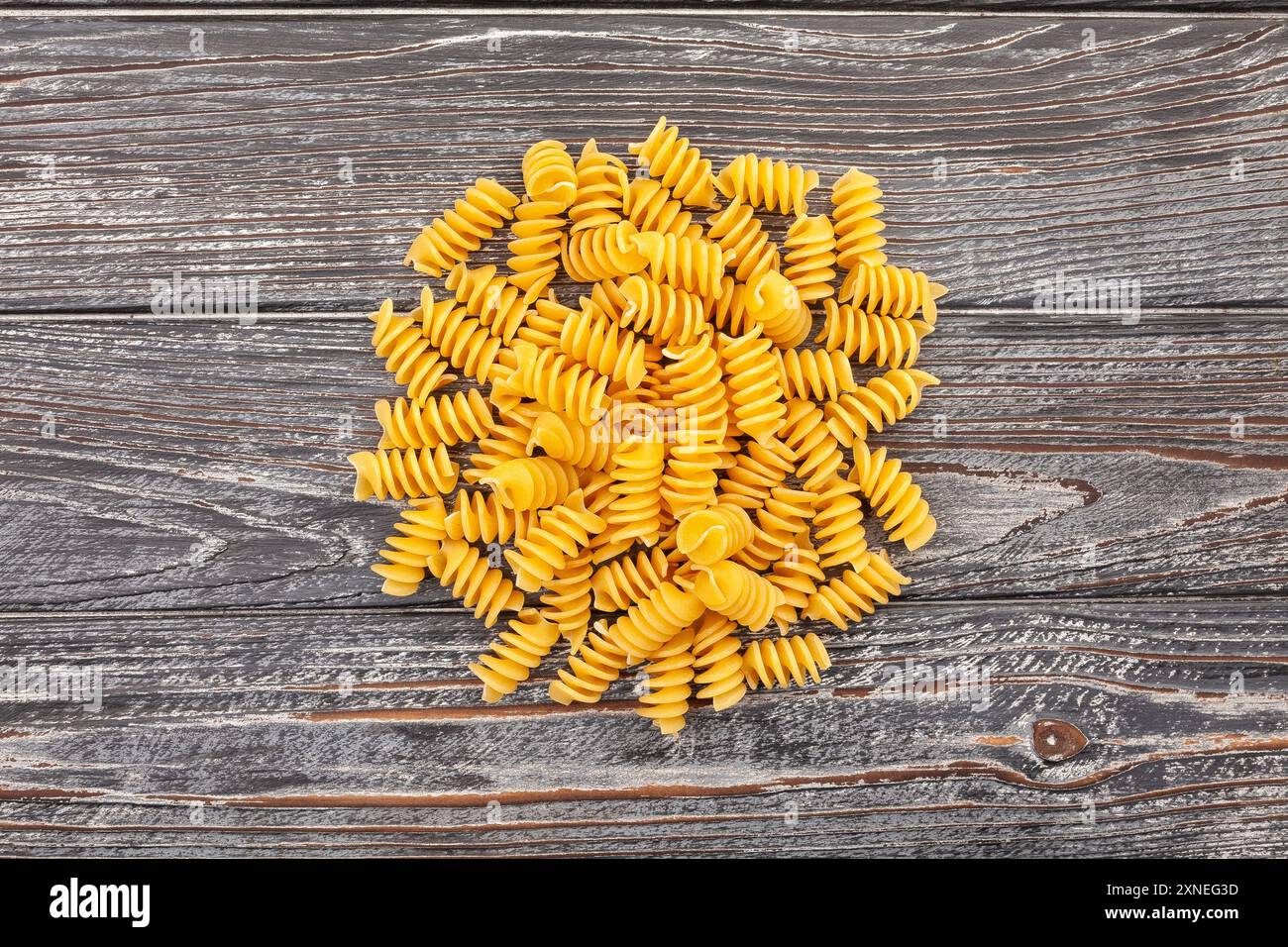 Nudelholz auf Holzhintergrund von oben Stockfoto