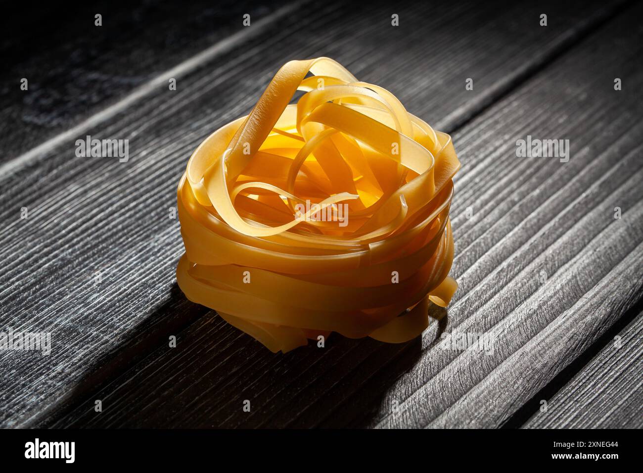 Pasta Tagliatelle auf Holzhintergrund Stockfoto