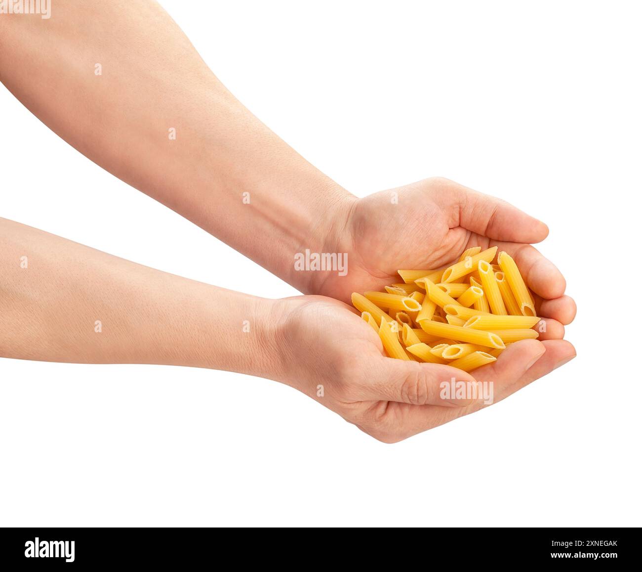 Pasta penne Rigate im Handweg isoliert auf weiß Stockfoto