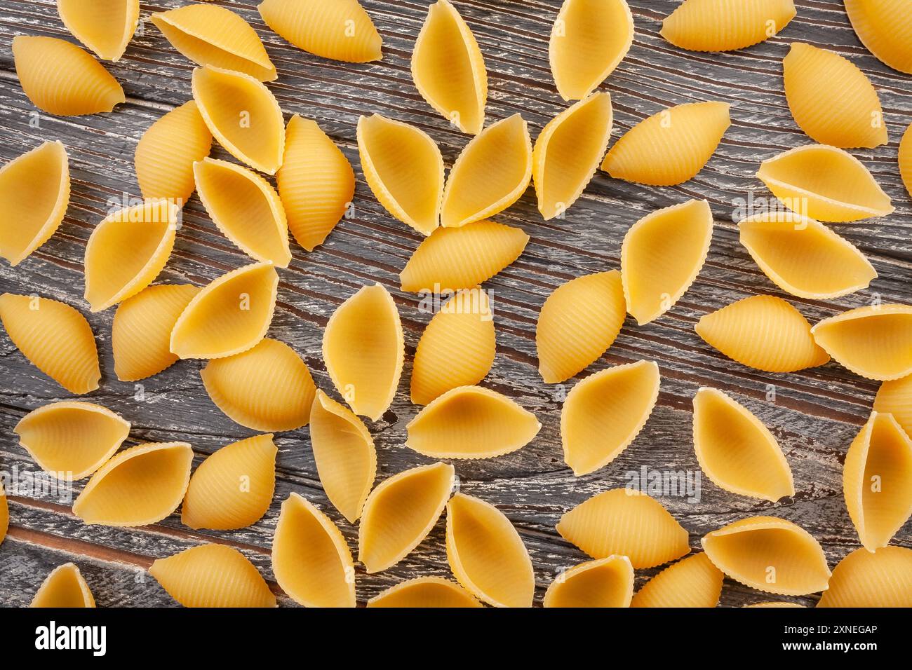 Pasta Conchiglie auf Holzhintergrund von oben Stockfoto