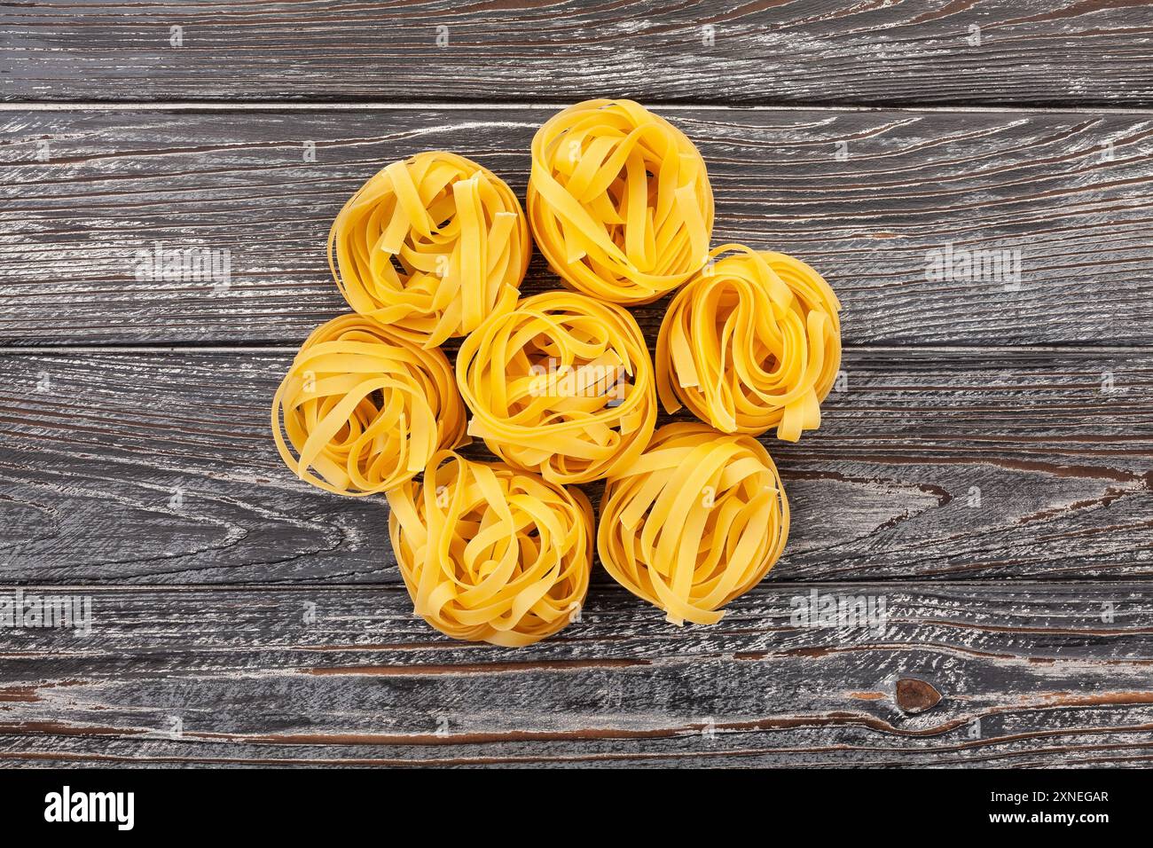 Pasta Tagliatelle auf Holzhintergrund von oben Stockfoto